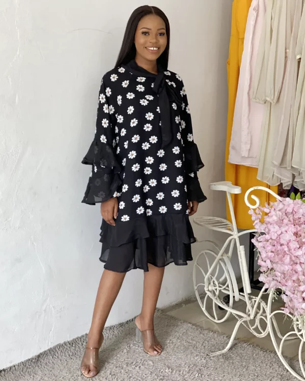 BLACK DAISY PRINT RUFFLE SHIFT DRESS